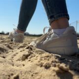 Eine große Fläche Sand auf einem umzäunten Gebiet.