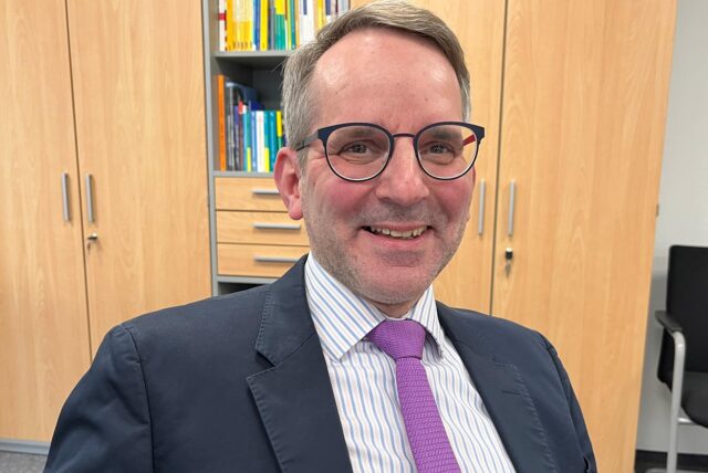 Schulleiter Christian Krahl in seinem Büro im Joseph-König-Gymnasium n Haltern