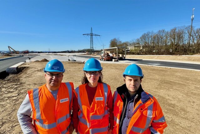 Ghaddanfar Najajra (Abteilungsleiter Rastanlagen), Simone Döll (Pressesprecherin Deges) und Abdelkrim Fahim (Baubevollmächtigter, v. l.) auf dem neuen Lkw-Parkplatz in Lichtendorf.