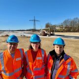 Ghaddanfar Najajra (Abteilungsleiter Rastanlagen), Simone Döll (Pressesprecherin Deges) und Abdelkrim Fahim (Baubevollmächtigter, v. l.) auf dem neuen Lkw-Parkplatz in Lichtendorf.