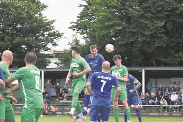 SG Suderwich und SV Hochlar 28, Spieler im Kampf um den Ball.
