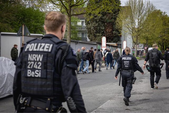 Polizisten begleiten eine Gruppe mutmaßlicher Rechtsextremisten.