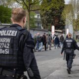 Polizisten begleiten eine Gruppe mutmaßlicher Rechtsextremisten.
