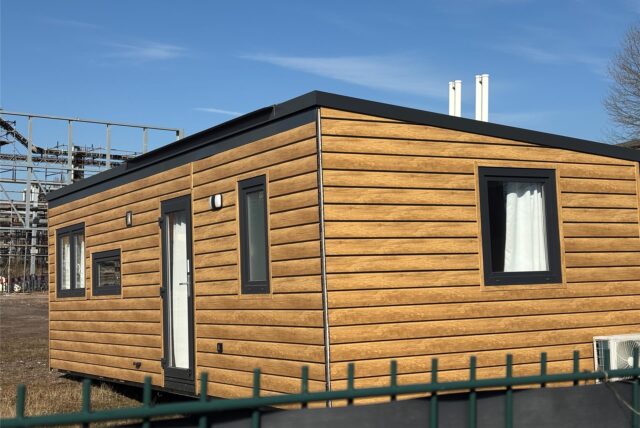 Eines der Tiny Houses, die zurzeit auf dem Rain-Gelände zwischengelagert werden. Sie sehen wie fertig eingerichtete Wohnungen aus.