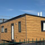 Eines der Tiny Houses, die zurzeit auf dem Rain-Gelände zwischengelagert werden. Sie sehen wie fertig eingerichtete Wohnungen aus.