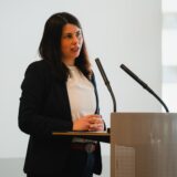 Yasemin Breilmann steht beim CDU-Parteitag am Rednerpult.