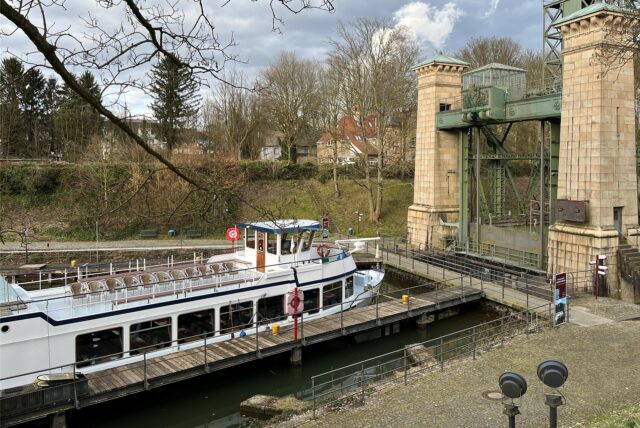 Das neue Freizeitschiff Henrichenburg 2 ist vor dem Schiffshebewerk vor Anker gegangen.
