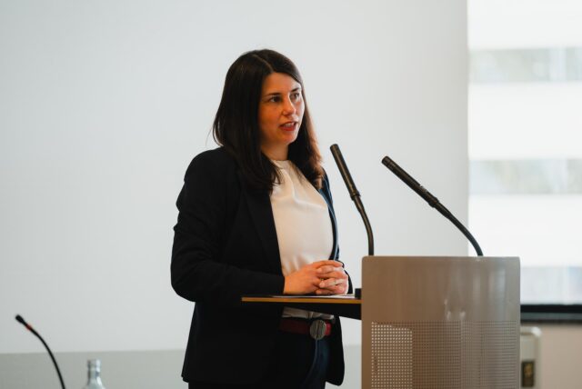 Yasemin Breilmann steht beim CDU-Parteitag am Rednerpult.