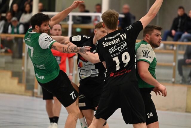 PSV Recklinghausen, Alexander Keller (l.) beim Rückraumwurf.