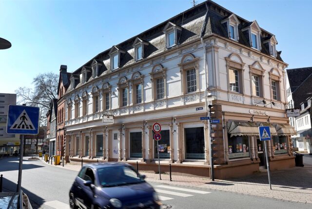 Das frühere Café Humberg am Eingang der Fußgängerzone in Kamen.