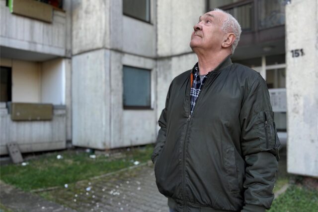 Ewald Glasmeyer wohnt seit 1998 am Hackländerplatz. Der Mieter blickt auf den heruntergewirtschafteten Wohnkomplex in der Dortmunder Nordstadt.