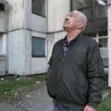 Ewald Glasmeyer wohnt seit 1998 am Hackländerplatz. Der Mieter blickt auf den heruntergewirtschafteten Wohnkomplex in der Dortmunder Nordstadt.