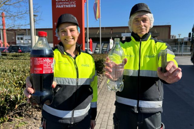 Am Coca-Cola-Standort in Dorsten zeigen Produktionsexpertin Birte Langenwasser (links) und Produktionsleiter Christian Jütte (rechts), welcher Aufwand dahinter steckt.