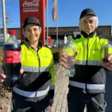 Am Coca-Cola-Standort in Dorsten zeigen Produktionsexpertin Birte Langenwasser (links) und Produktionsleiter Christian Jütte (rechts), welcher Aufwand dahinter steckt.