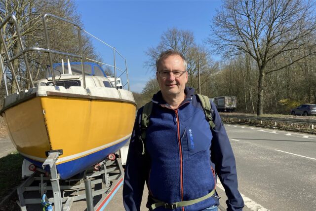Prof. Andreas Zabel vor dem Boot auf der Universitätsstraße in Dortmund.
