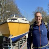 Prof. Andreas Zabel vor dem Boot auf der Universitätsstraße in Dortmund.