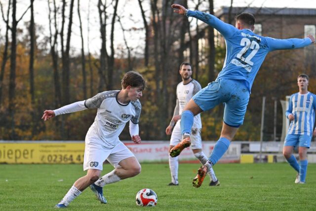 Dennis Kurtoglu umdribbelt einen Gegenspieler
