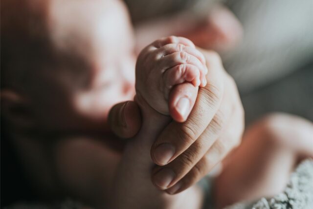 Hände einer Mutter und eines Babys
