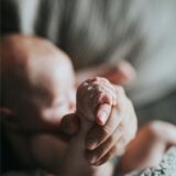 Hände einer Mutter und eines Babys