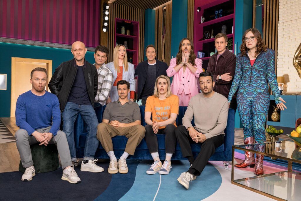 Ralf Schmitz, Jürgen Vogel, Lutz van der Horst, Ariane Alter, Florian David Fitz, Michael Herbig, Hazel Brugger, Riccardo Simonetti, Giovanni Zarella, Till Reiners und Helene Bockhorst, die Teilnehmer und der Moderator von Staffel 6, am Set von LOL: Last One Laughing.