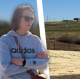 Cordula König steht mit den Armen verschränkt im Vordergrund. Hinter ihr sieht man den neuen Emscher Strand und den Schriftzug: „Emscherland“.