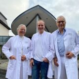 Dr. Elisabeth Winkelmann, Prof. Dr. Christian Wedemeyer und Dr. Hermann-Josef Winkelmann am Eingang des Gertrudis-Hospitals in Herten-Westerholt.