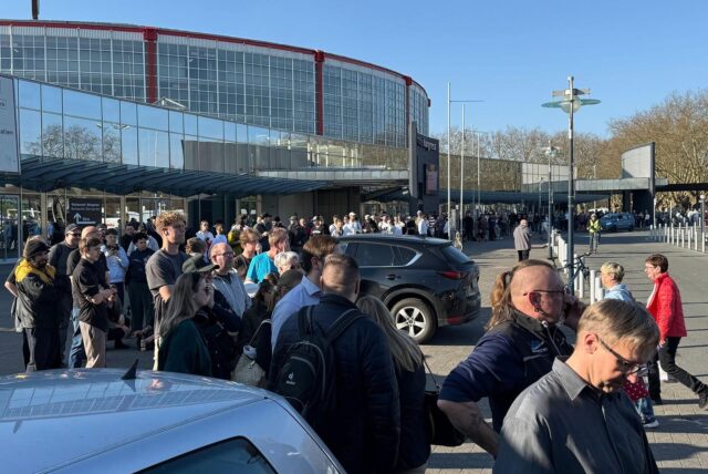 Fans stehen Schlange vor der Westfalenhalle.