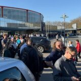 Fans stehen Schlange vor der Westfalenhalle.