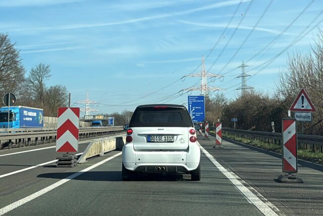 Ein Auto fährt auf der A45.