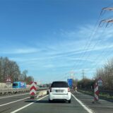 Ein Auto fährt auf der A45.