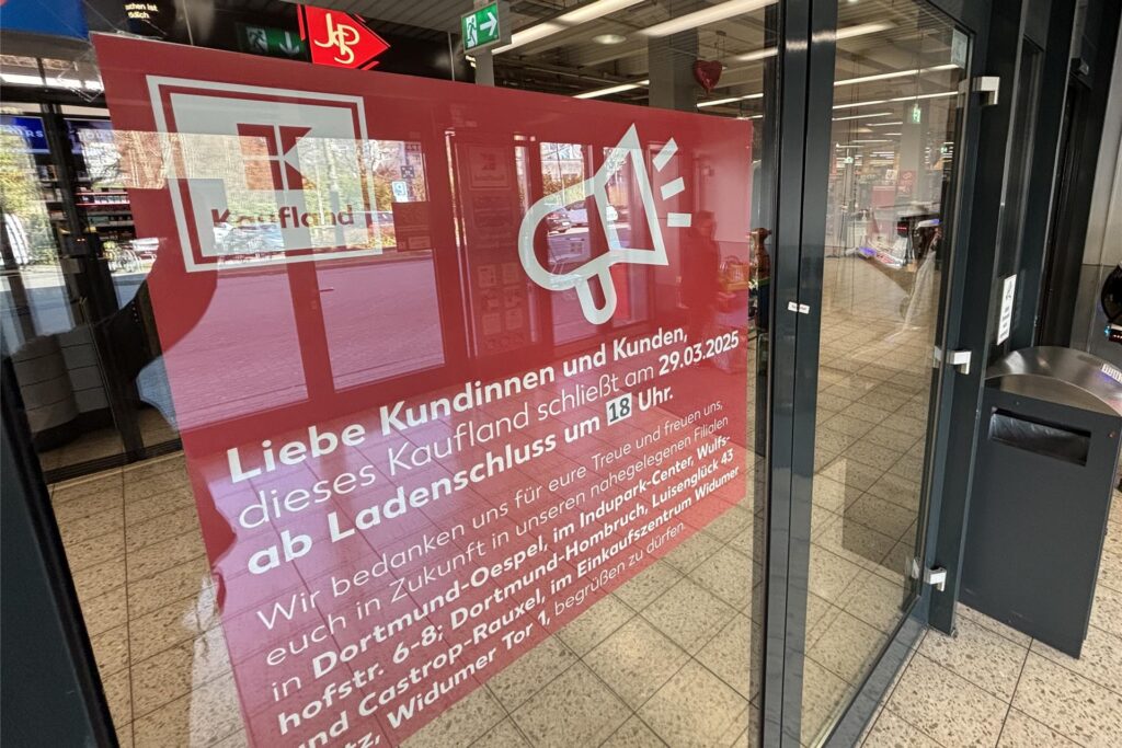 Informationsplakat an einer Glasscheibe im Eingangsbereich des Kaufland-Marktes in Mengede.