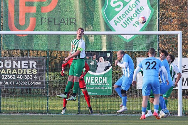 Julian Burkowski SV Altendorf beim Kopfball