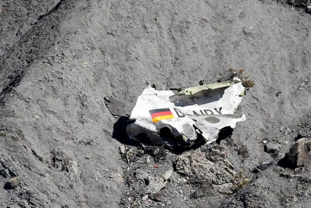 Trümmer der Germanwings-Maschine A320 liegen am 26.03.2015 an der Absturzstelle in der Nähe von Le Vernet in den französischen Alpen.