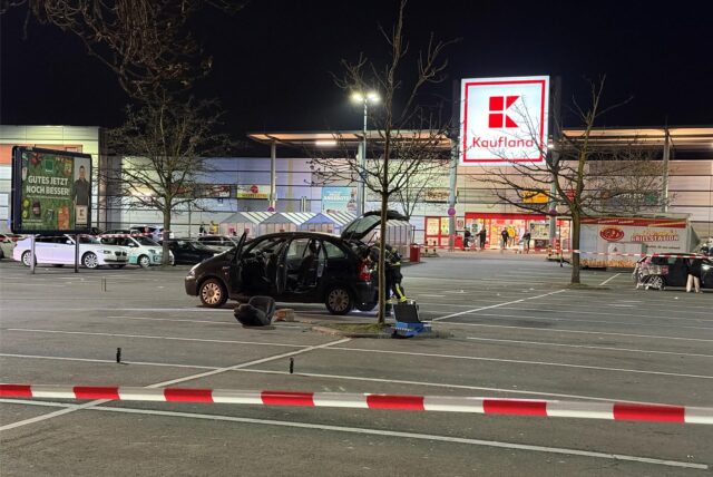 Das Logo von Kaufland hängt vor einer Filiale. (Symbolfoto)