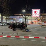 Das Logo von Kaufland hängt vor einer Filiale. (Symbolfoto)