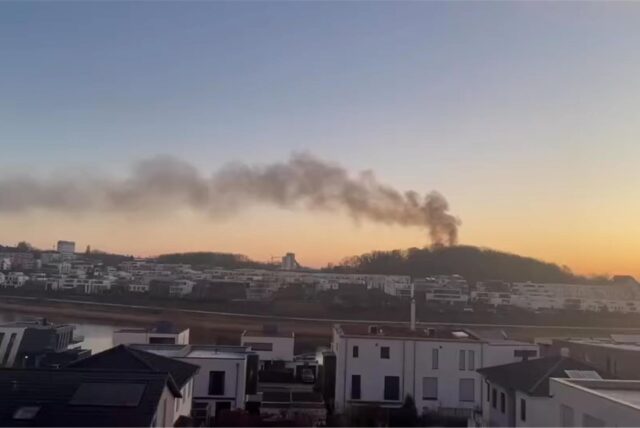 Am Phoenix-See in Dortmund war am Freitagmorgen (21.3.) eine deutliche Rauchsäule zu sehen. Das hat für viele Notrufe bei der Feuerwehr gesorgt.