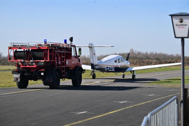 Gerade ist das Flugzeug sicher notgelandet. Die Feuerwehr ist dicht rangefahren, um im Notfall zu helfen.
