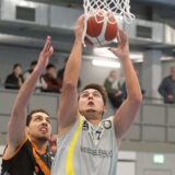 Migel Wessel peilt den gegnerischen Korb an.