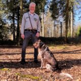 RVR-Förster Matthias Klar steht mit seinem Hund Asko im Schlosswald Herten im Süden der Stadt.