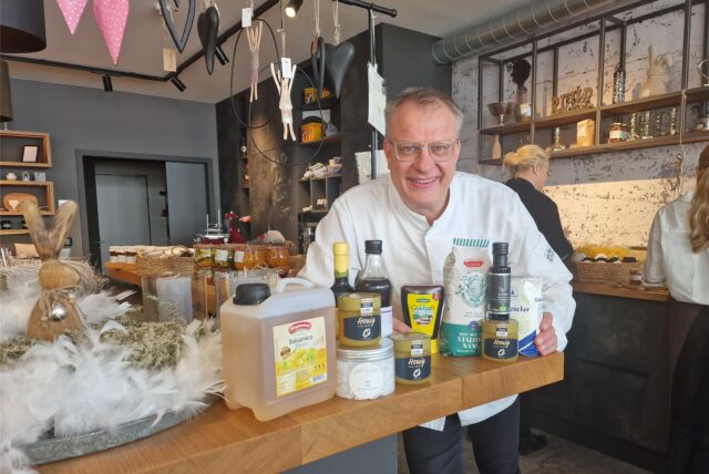 Koch Günther Overkamp präsentiert im Hofladen Alte Schmiede die lange oder sogar ewig haltbaren Lebensmittel: Honig, Essig, Zucker, Salz, Senf, weißer Reis und Alkohol.