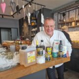Koch Günther Overkamp präsentiert im Hofladen Alte Schmiede die lange oder sogar ewig haltbaren Lebensmittel: Honig, Essig, Zucker, Salz, Senf, weißer Reis und Alkohol.