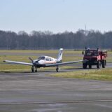 Ein Flugzeug rollt gefolgt von einem Einsatzwagen über das Rollfeld am Flugplatz Loemühle.