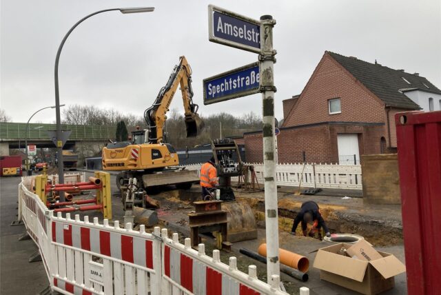 Eine Baustelle rund um ein Straßenschild an der Ecke Spechtstraße/Amselstraße.