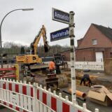 Eine Baustelle rund um ein Straßenschild an der Ecke Spechtstraße/Amselstraße.