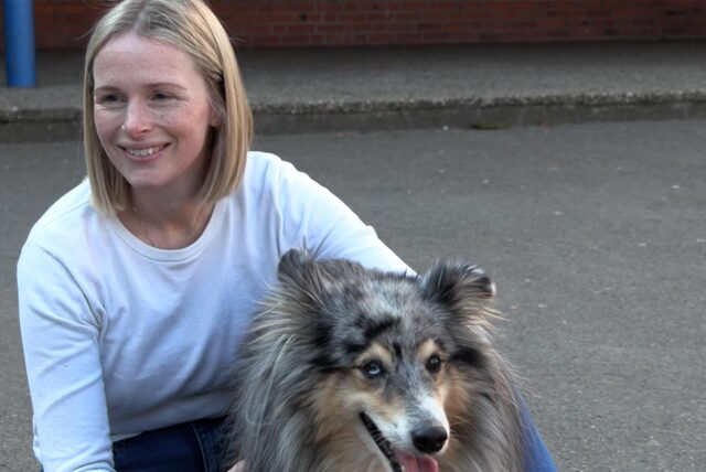 Schulhund Barney und Lehrerin Alice Gisder sind immer gemeinsam im Unterricht.