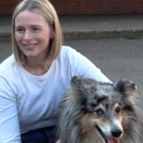 Schulhund Barney und Lehrerin Alice Gisder sind immer gemeinsam im Unterricht.