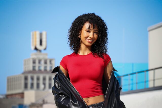 Safia Asare, Teilnehmerin bei „Germany’s Next Topmodel“ 2025 vor der Kulisse des Dortmunder U