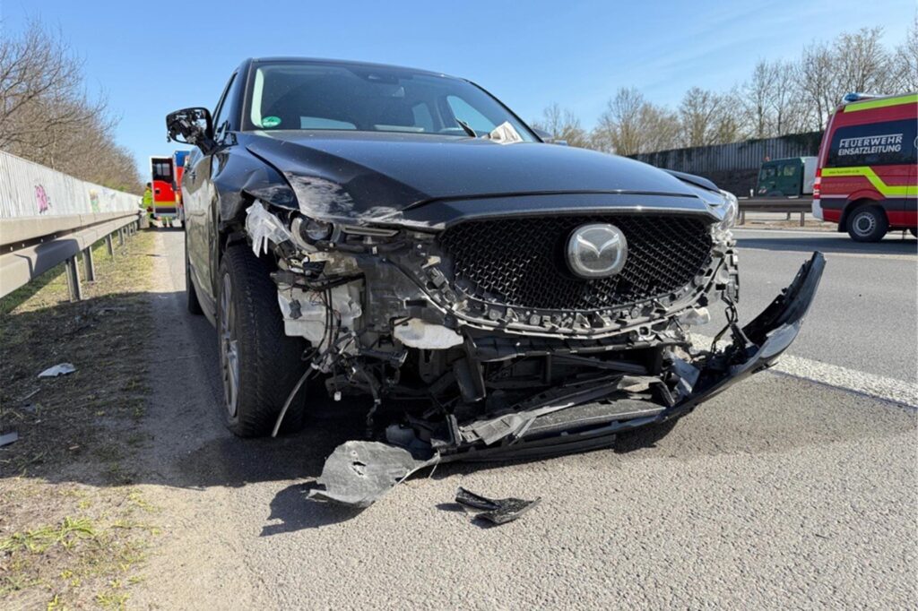 Auch ein schwarzer Mazda war an dem Unfall auf der A2 bei Henrichenburg beteiligt. Auch ein schwarzer Mazda war an dem Unfall auf der A2 bei Henrichenburg beteiligt.