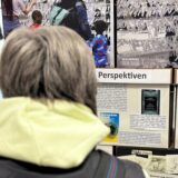Frau Sitzt vor Bildern