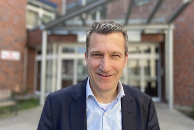 Professor Dr. Sebastian Seitz, der neue Chefarzt am Katholischen Krankenhaus Dortmund-West, steht vor dem Haupteingang der Klinik in Kirchlinde.
